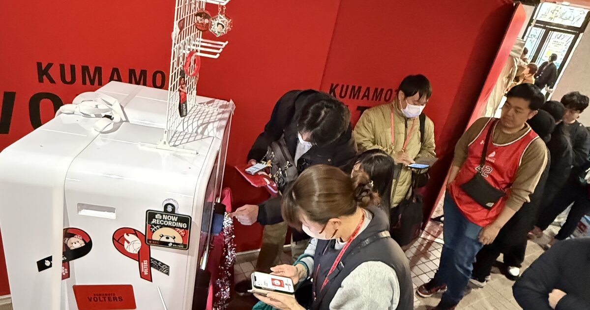 商業施設・イベント会場に設置されたガチャマシンに集まる来場者