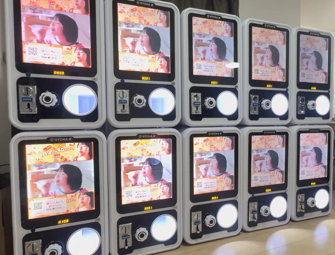 ガチャマシンのデジタルサイネージ画面